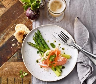 201704 merinierter gruener spargel mit rauchlachs mousse